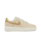 Nike Air Force 1 Low '07 Sanddrift Metallic Gold (W) – boční pohled | Purekickz