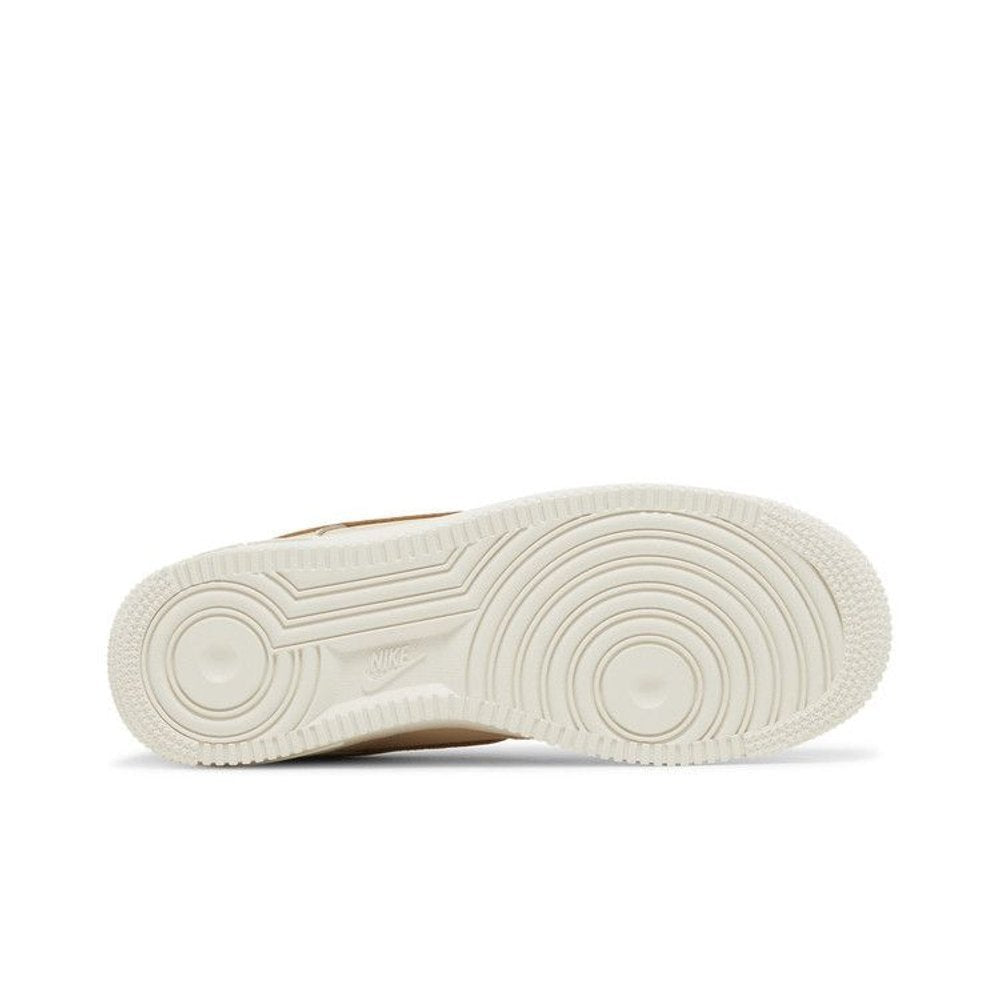 Nike Air Force 1 Low '07 Sanddrift Metallic Gold (W) – zadní pohled | Purekickz