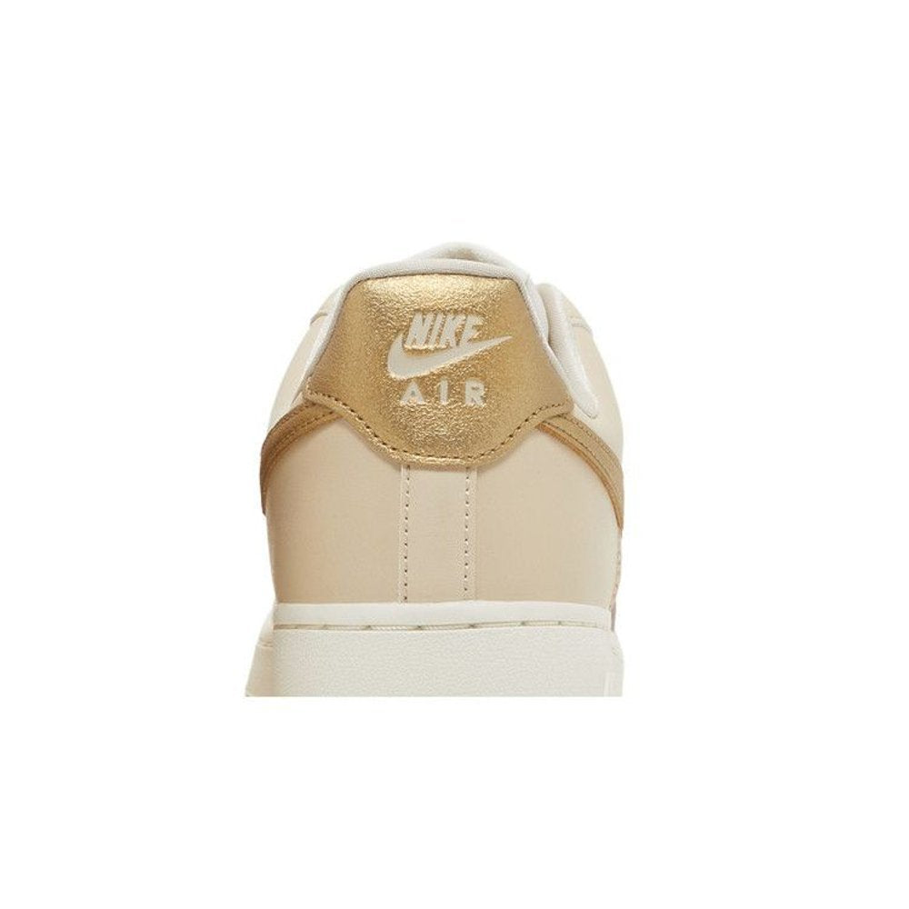 Nike Air Force 1 Low '07 Sanddrift Metallic Gold (W) – detail materiálu | Purekickz