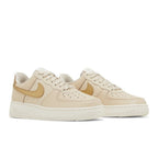 Nike Air Force 1 Low '07 Sanddrift Metallic Gold (W) – lifestyle foto | Purekickz
