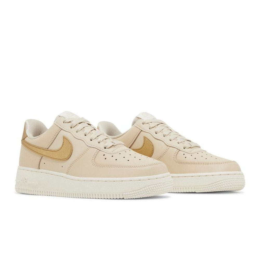 Nike Air Force 1 Low '07 Sanddrift Metallic Gold (W) – lifestyle foto | Purekickz