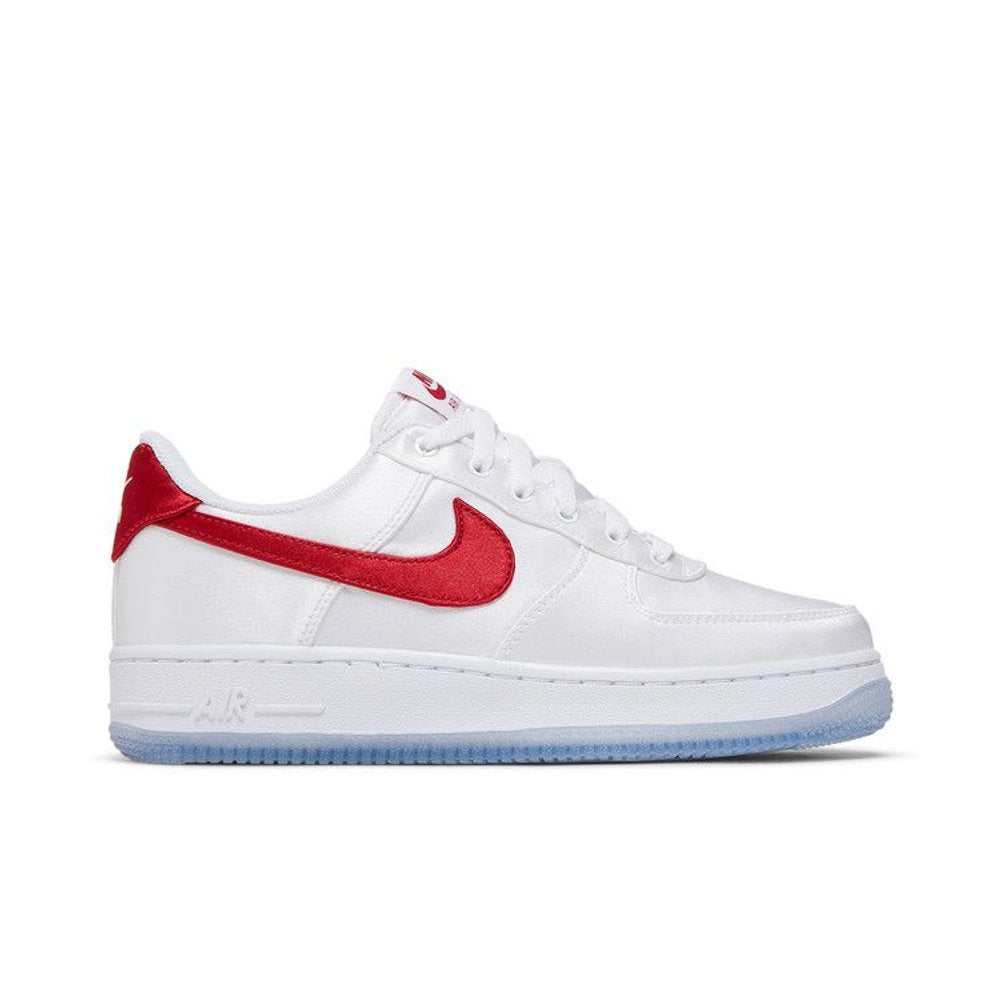 Nike Air Force 1 Low '07 Satin White Varsity Red (W) – boční pohled | Purekickz