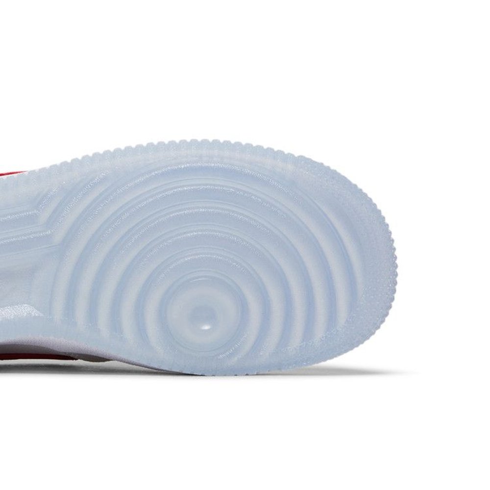 Nike Air Force 1 Low '07 Satin White Varsity Red (W) – pohled shora | Purekickz