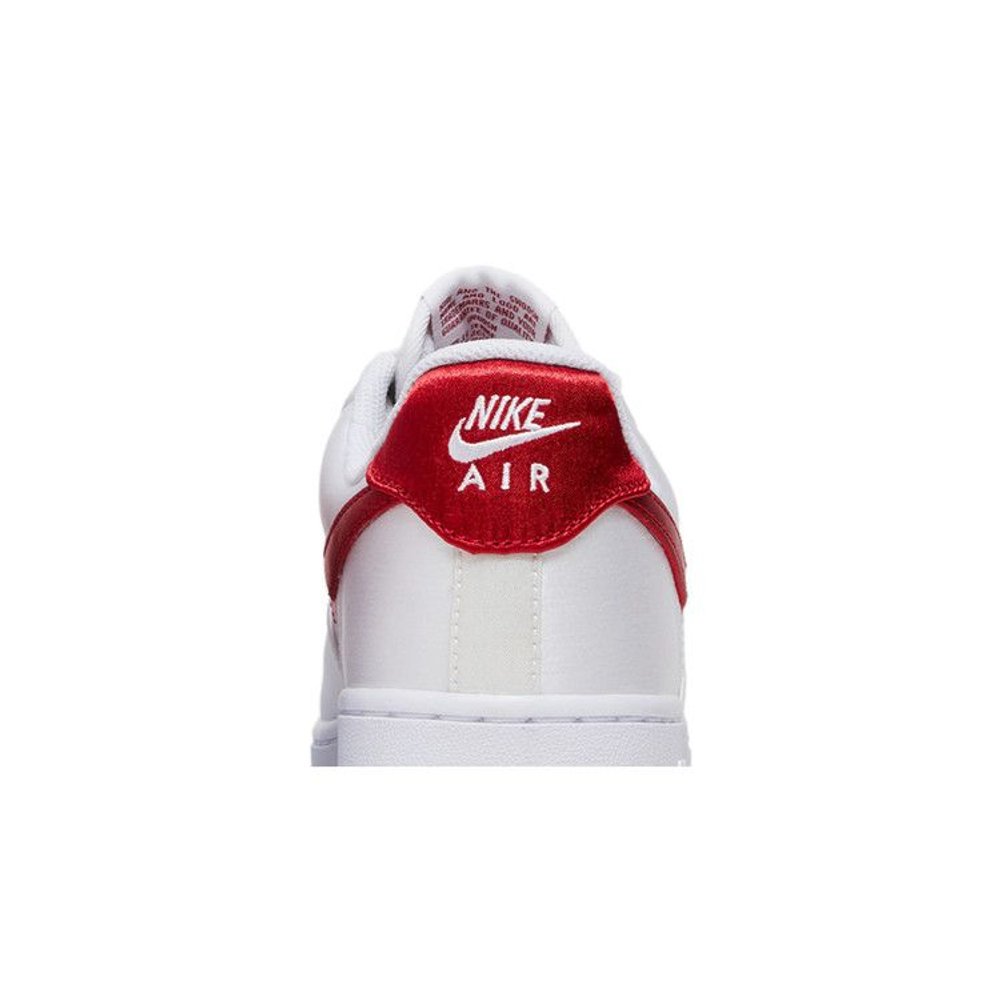 Nike Air Force 1 Low '07 Satin White Varsity Red (W) – detail materiálu | Purekickz
