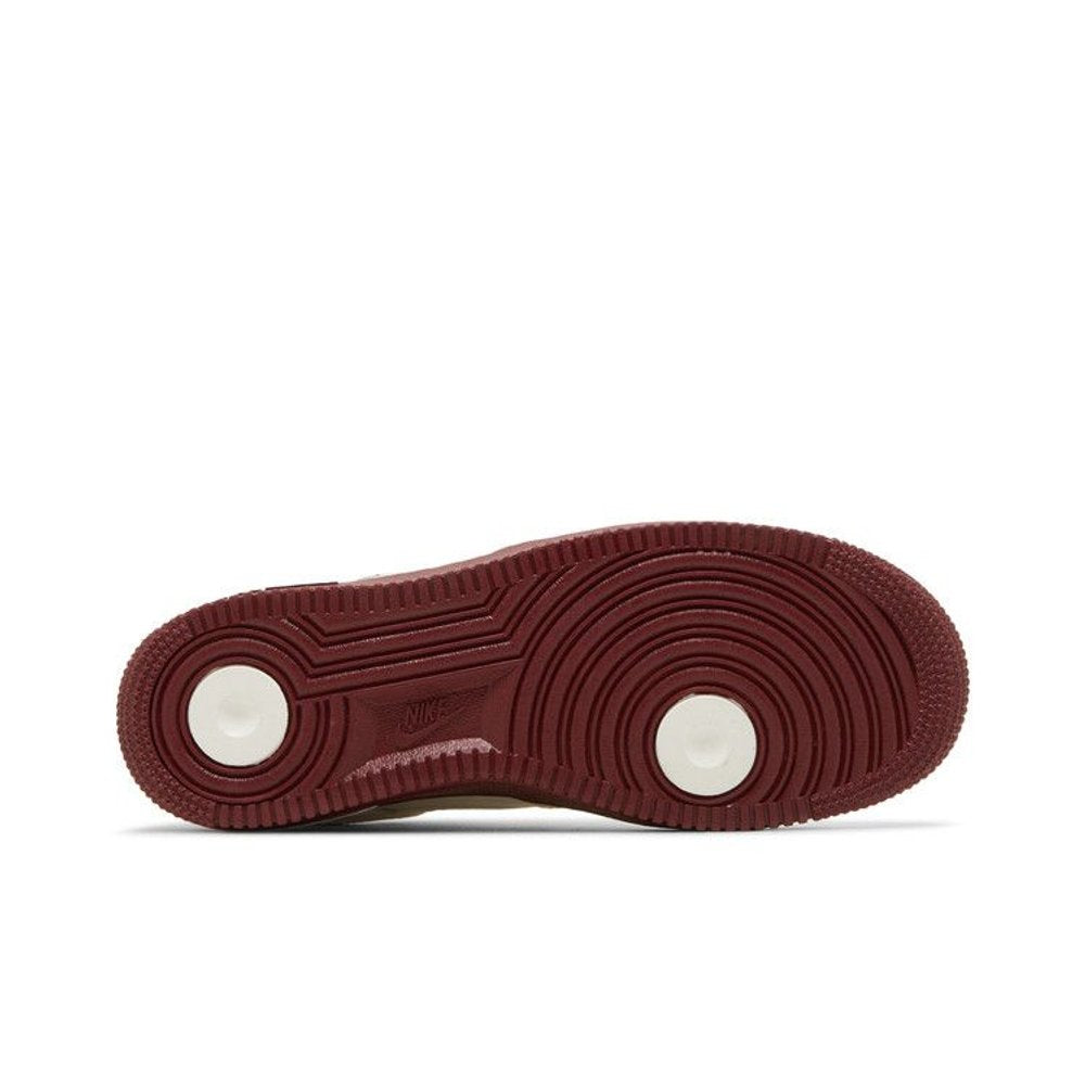 Nike Air Force 1 Low '07 SE 40th Anniversary Edition Sail Team Red (W) – zadní pohled | Purekickz