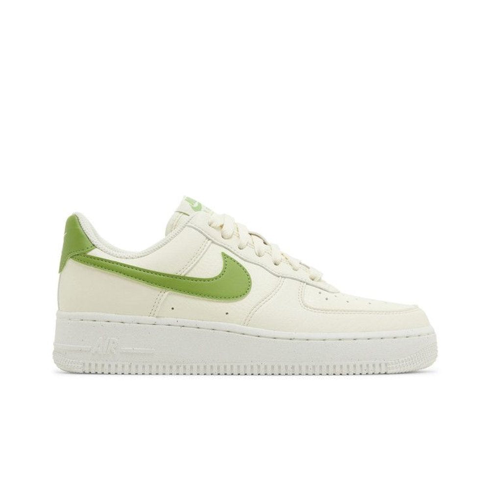 Nike Air Force 1 Low '07 SE Coconut Milk Chlorophyll (W) – boční pohled | Purekickz