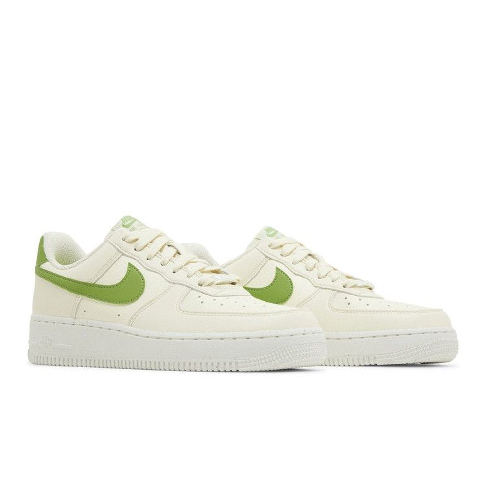 Nike Air Force 1 Low '07 SE Coconut Milk Chlorophyll (W) – lifestyle foto | Purekickz