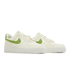 Nike Air Force 1 Low '07 SE Coconut Milk Chlorophyll (W) – lifestyle foto | Purekickz