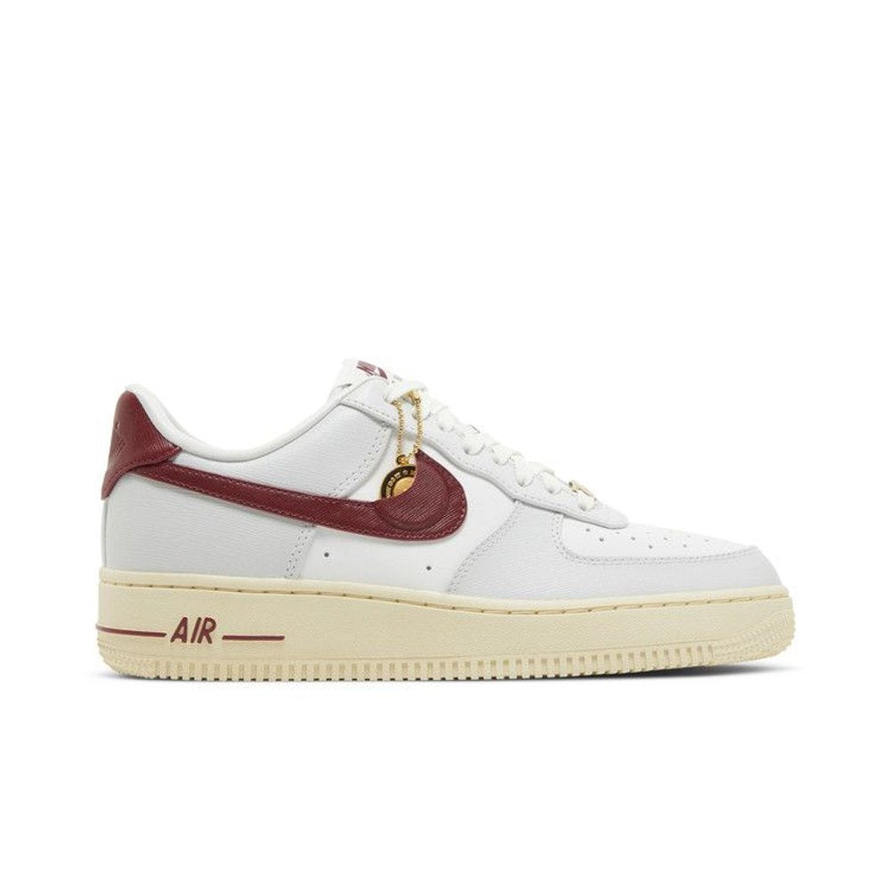 Nike Air Force 1 Low '07 SE Just Do It Photon Dust Team Red (W) – boční pohled | Purekickz