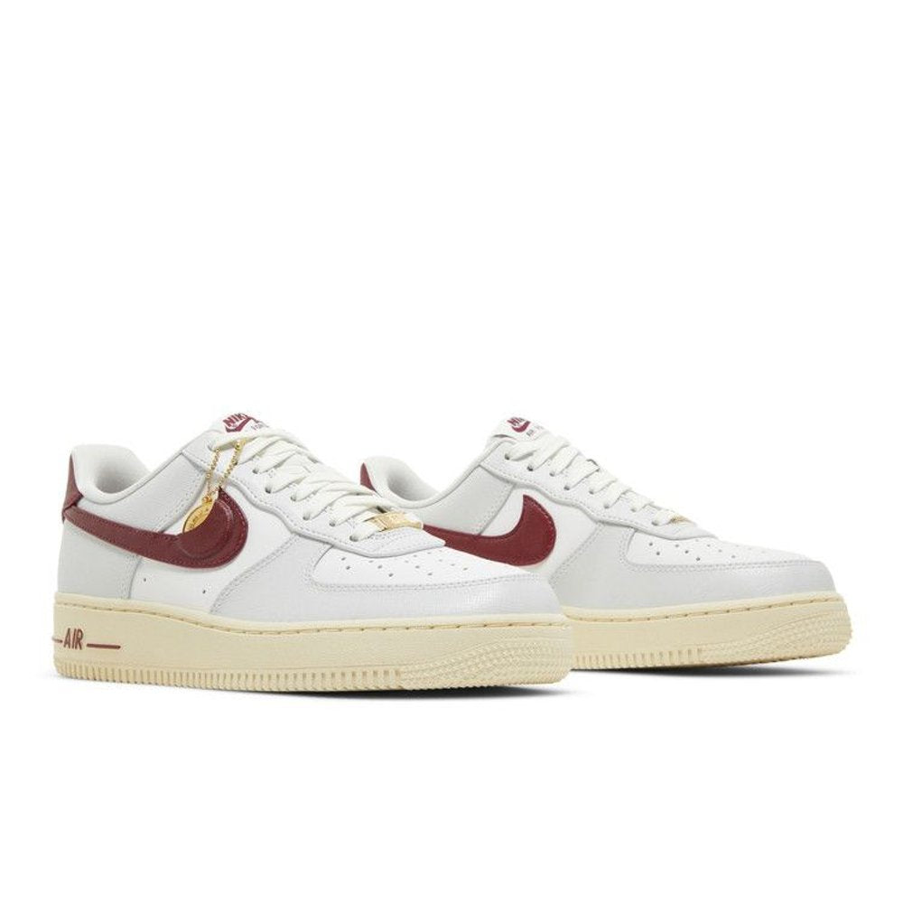 Nike Air Force 1 Low '07 SE Just Do It Photon Dust Team Red (W) – lifestyle foto | Purekickz