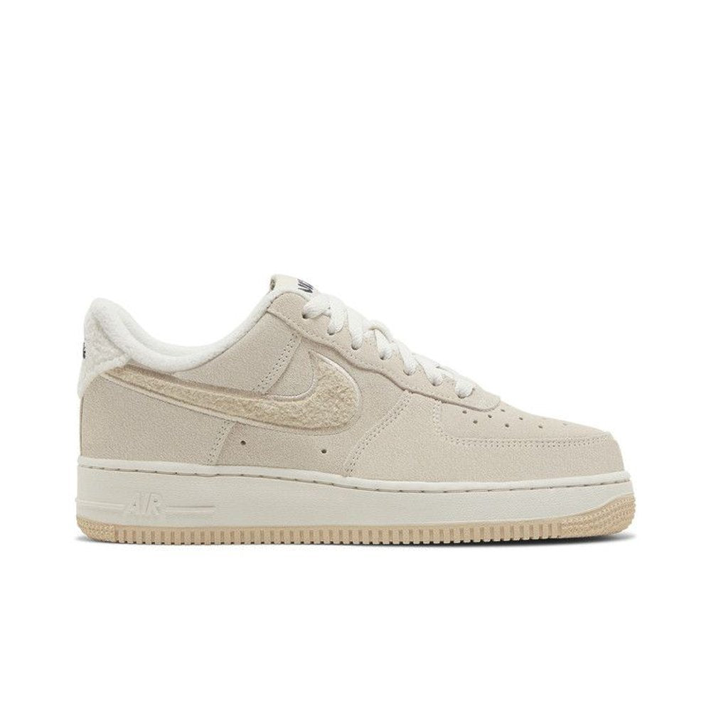 Nike Air Force 1 Low '07 SE Sanddrift Gum Fleece (W) – boční pohled | Purekickz