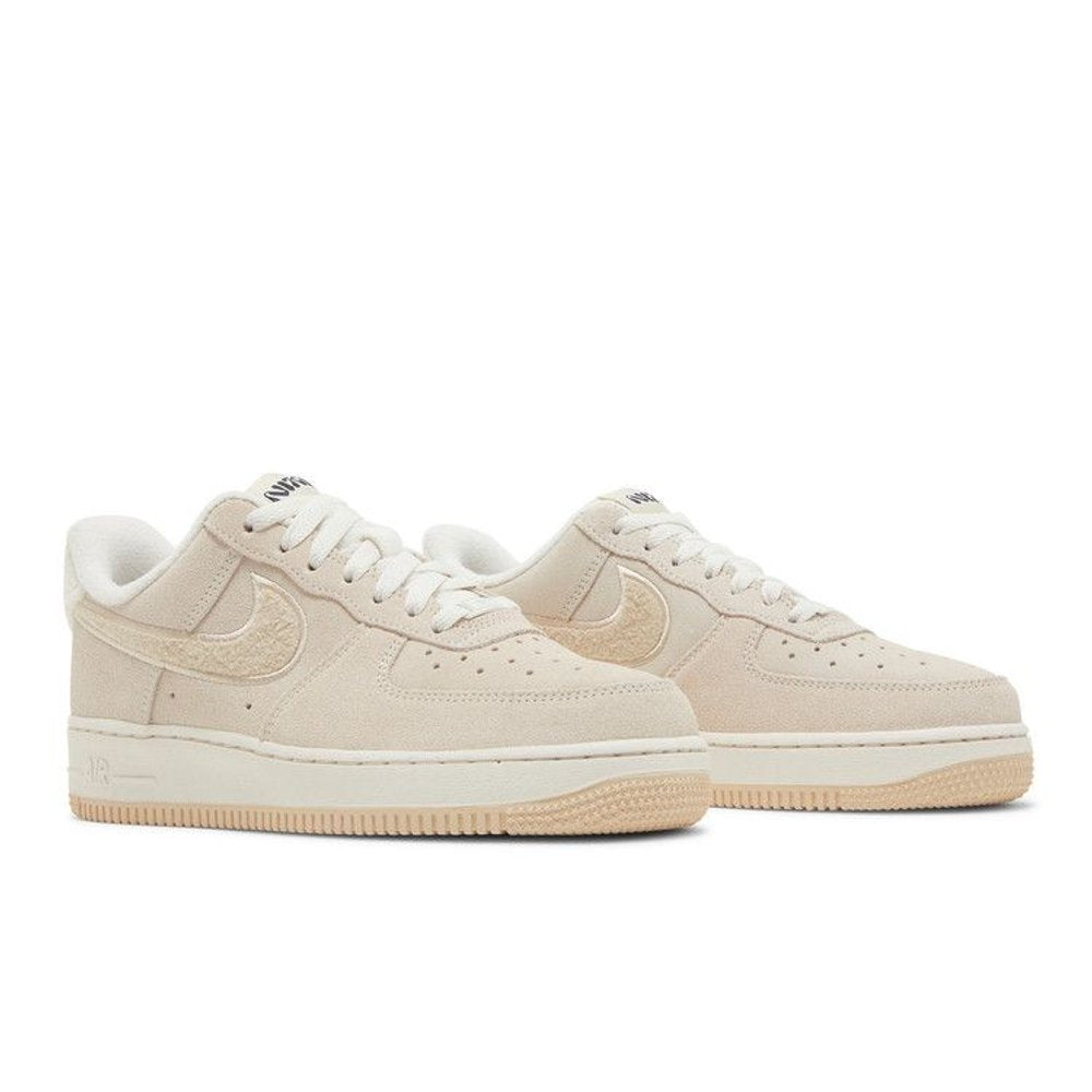 Nike Air Force 1 Low '07 SE Sanddrift Gum Fleece (W) – lifestyle foto | Purekickz