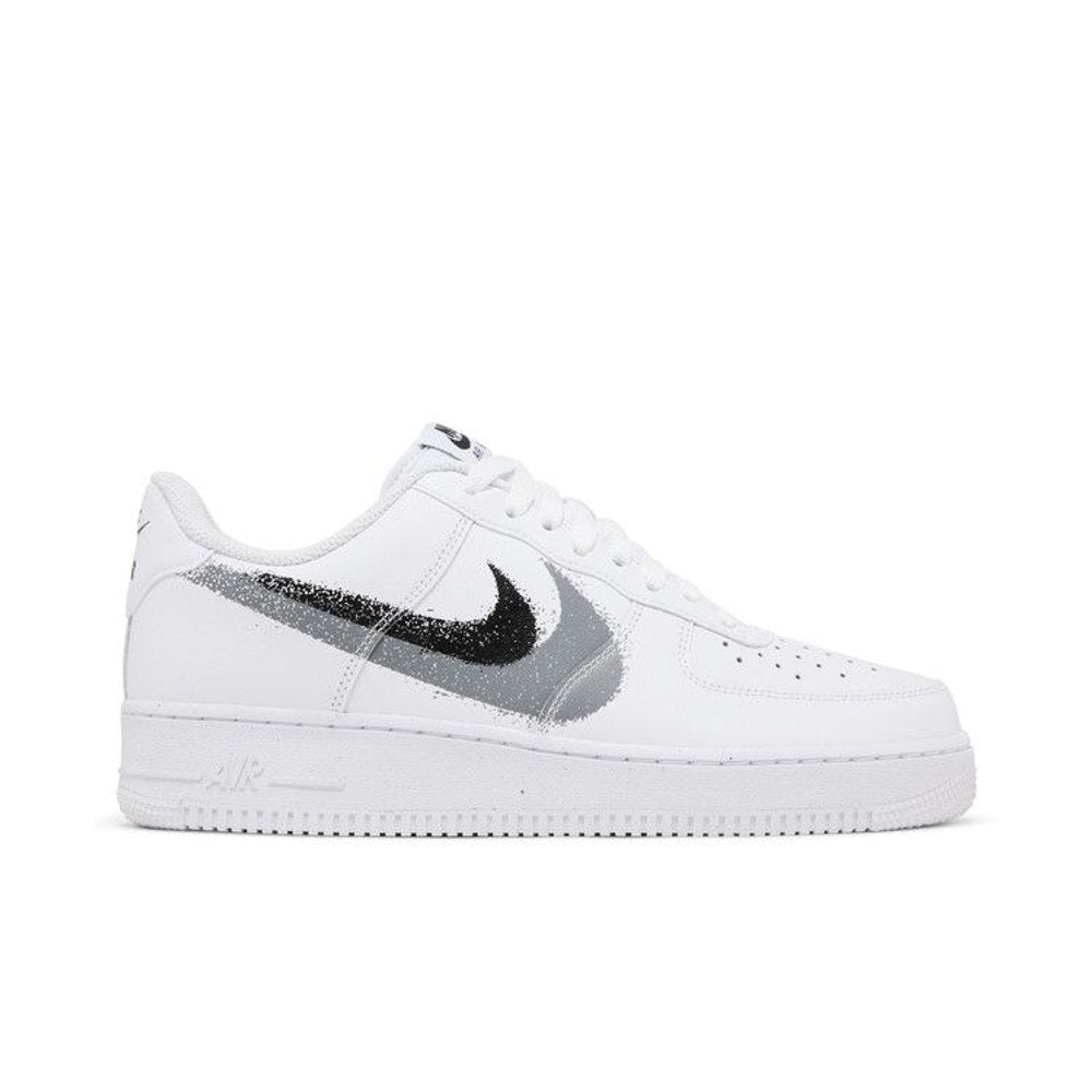 Nike Air Force 1 Low '07 Spray Paint Swoosh White Black Grey – boční pohled | Purekickz