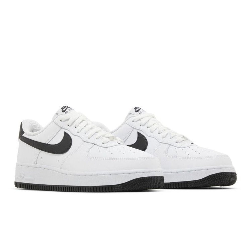 Nike Air Force 1 Low '07 White Black – lifestyle foto | Purekickz