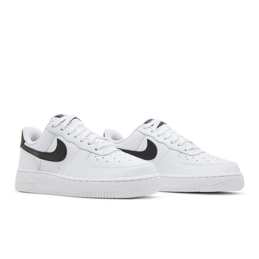 Nike Air Force 1 Low '07 White Black (W) – lifestyle foto | Purekickz