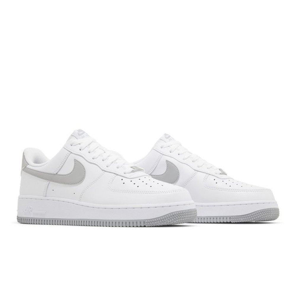 Nike Air Force 1 Low '07 White Light Smoke Grey – lifestyle foto | Purekickz