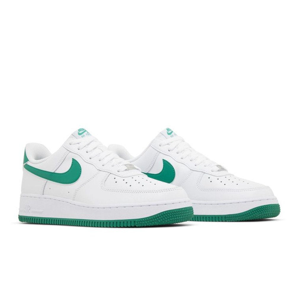 Nike Air Force 1 Low '07 White Malachite – lifestyle foto | Purekickz