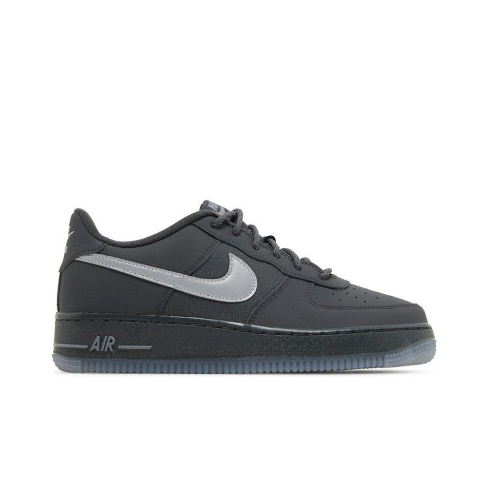 Nike Air Force 1 Low Anthracite Reflective Silver (GS) – boční pohled | Purekickz