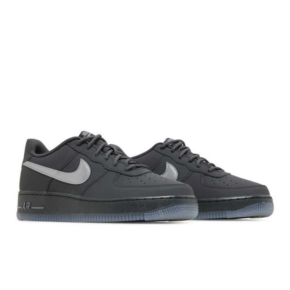 Nike Air Force 1 Low Anthracite Reflective Silver (GS) – lifestyle foto | Purekickz