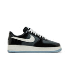 Nike Air Force 1 Low Black Iron Grey Patent – boční pohled | Purekickz