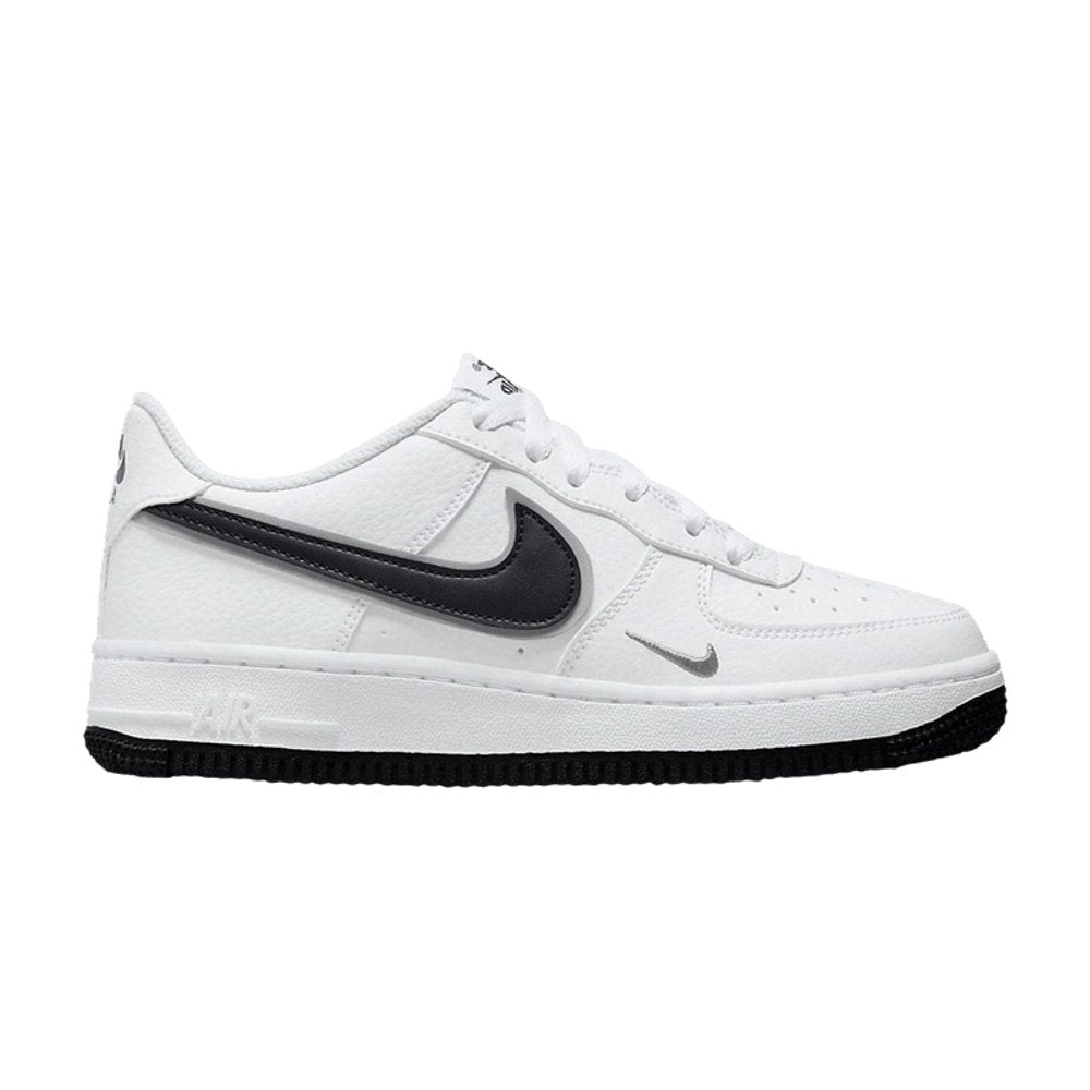 Nike Air Force 1 Low Black White (GS) – boční pohled | Purekickz
