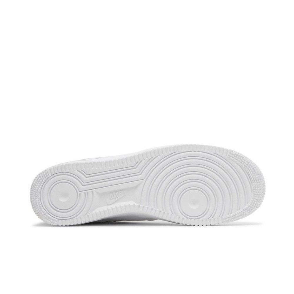 Nike Air Force 1 Low Cut Out Swoosh - White – zadní pohled | Purekickz