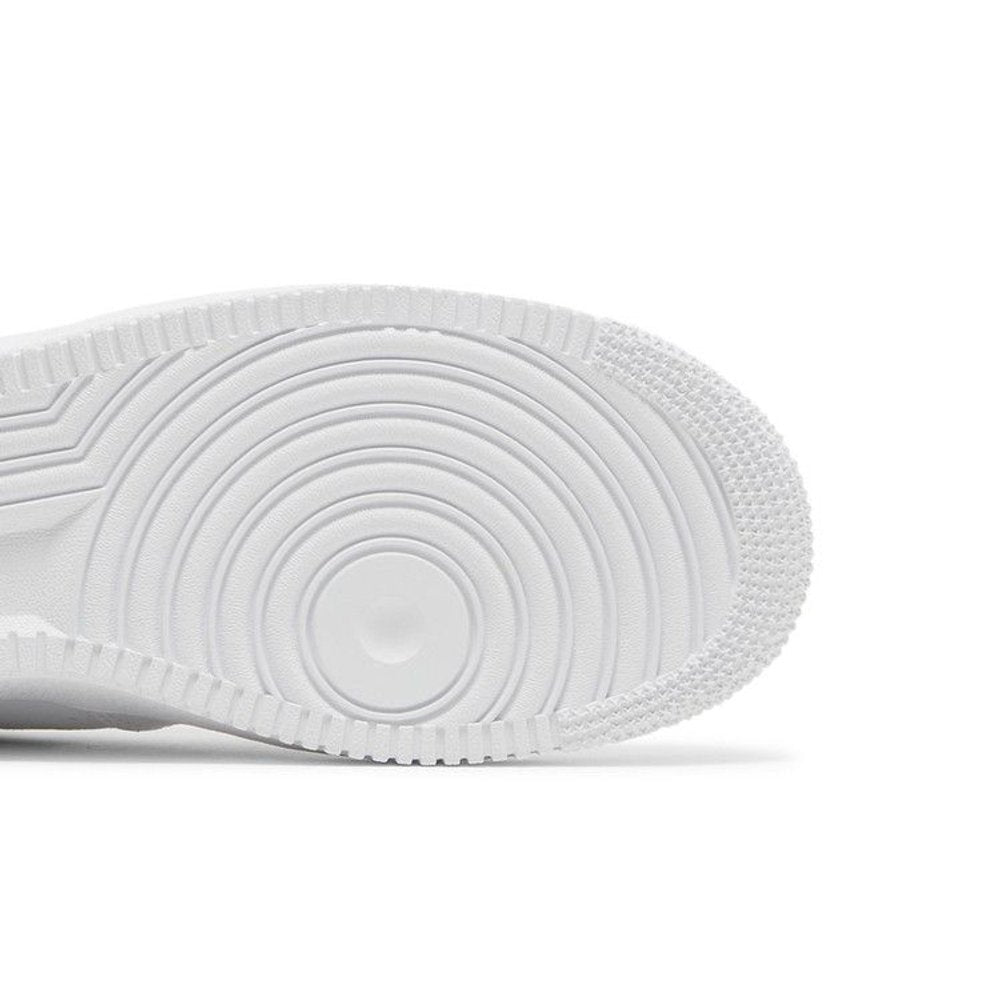Nike Air Force 1 Low Cut Out Swoosh - White – pohled shora | Purekickz