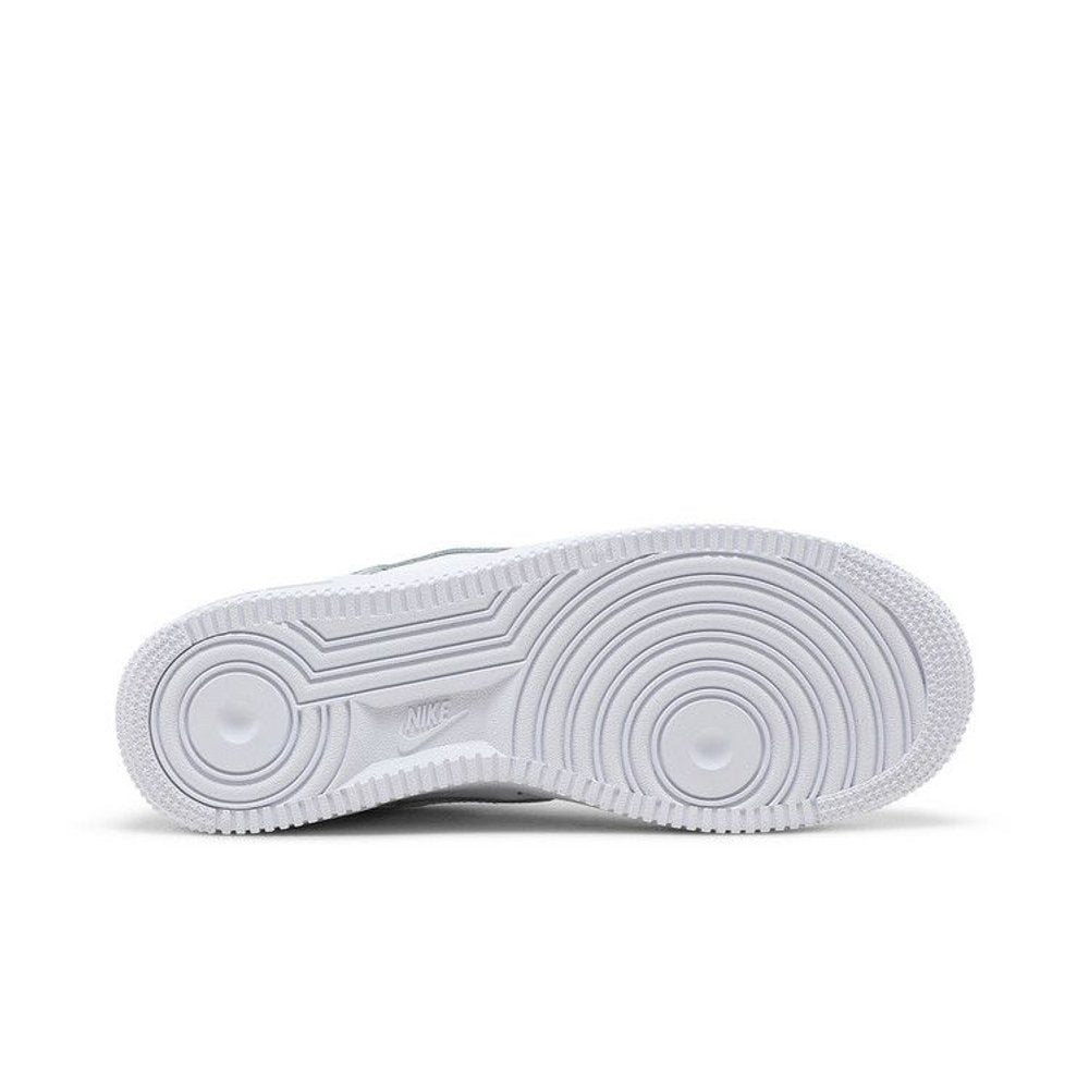 Nike Air Force 1 Low LE Triple White (GS) – zadní pohled | Purekickz
