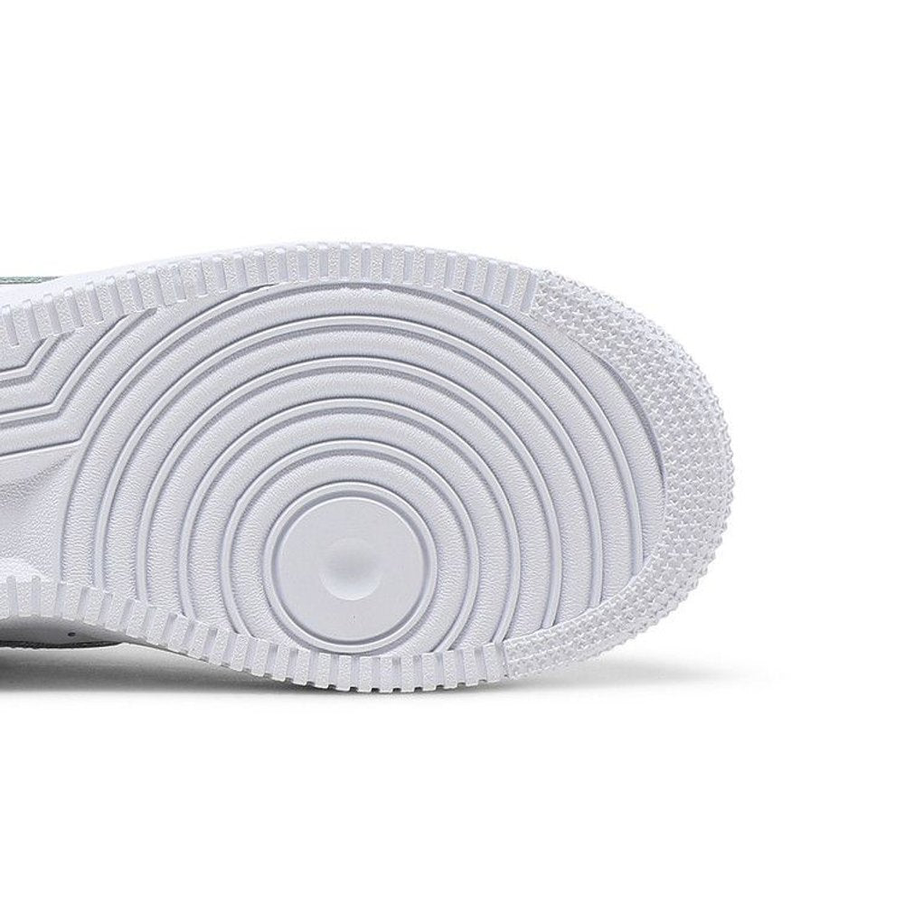 Nike Air Force 1 Low LE Triple White (GS) – pohled shora | Purekickz