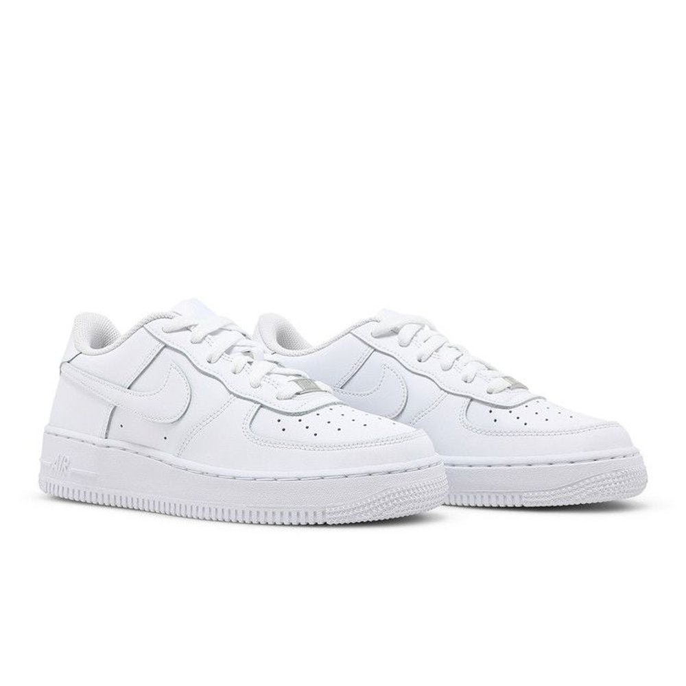 Nike Air Force 1 Low LE Triple White (GS) – lifestyle foto | Purekickz