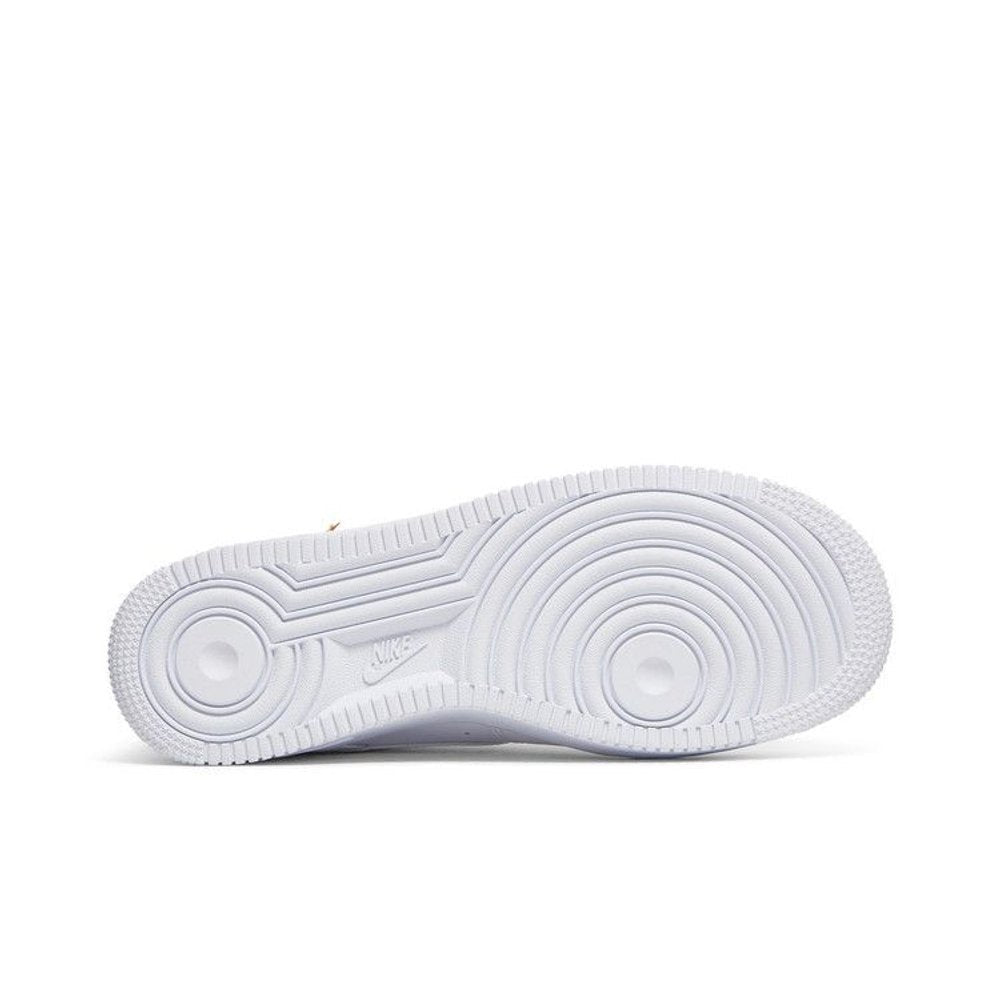 Nike Air Force 1 Low LX White Pendant (W) – zadní pohled | Purekickz