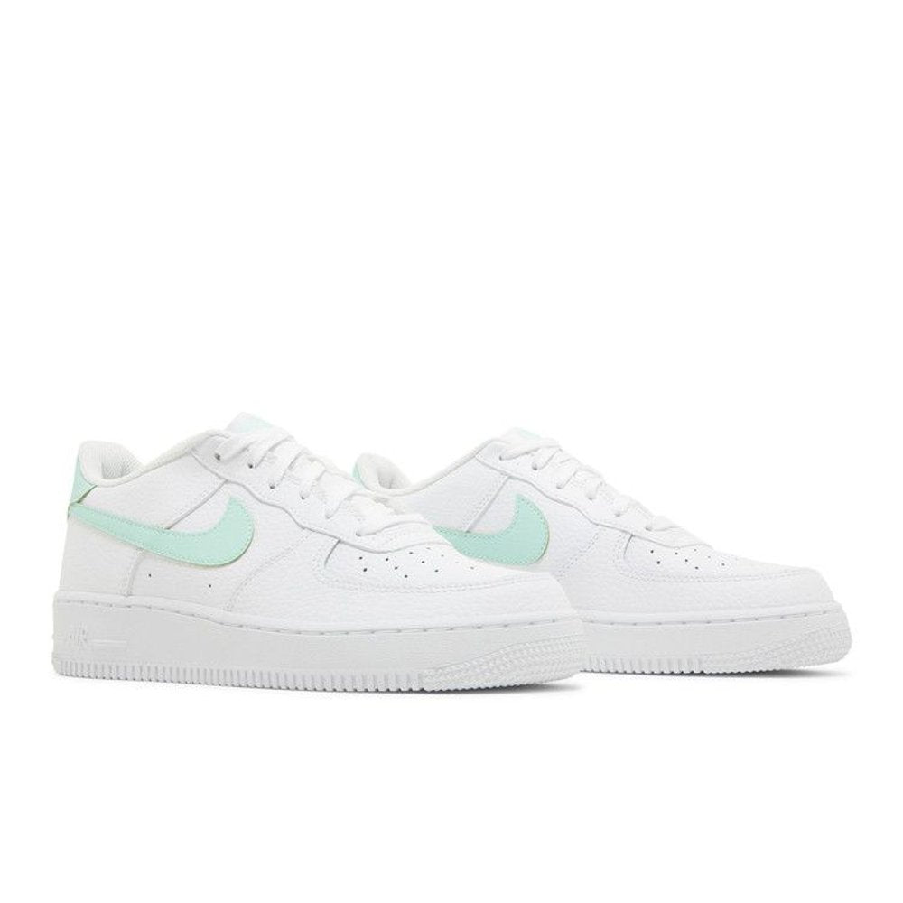 Nike Air Force 1 Low Mint Swoosh (GS) – lifestyle foto | Purekickz
