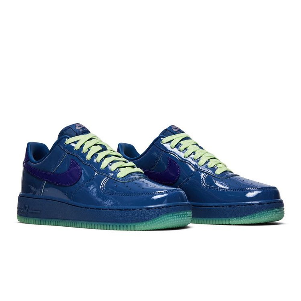 Nike Air Force 1 Low Patent Leather Mystic Navy Grape Ice – lifestyle foto | Purekickz