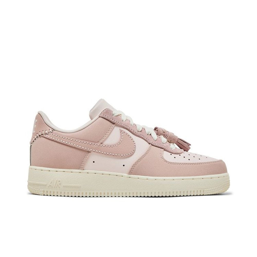 Nike Air Force 1 Low Pink Oxford Tassels (W) – boční pohled | Purekickz