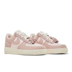 Nike Air Force 1 Low Pink Oxford Tassels (W) – lifestyle foto | Purekickz