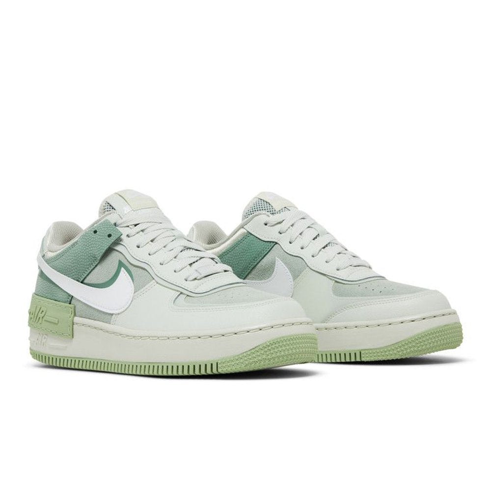 Nike Air Force 1 Low Shadow Spruce Aura (W) – lifestyle foto | Purekickz