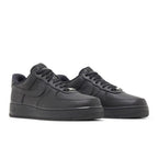 Nike Air Force 1 Low SP Triple Black Perforated – lifestyle foto | Purekickz