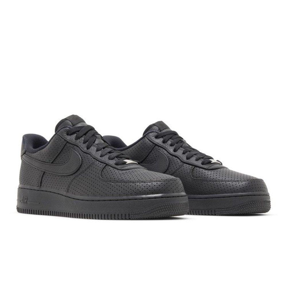 Nike Air Force 1 Low SP Triple Black Perforated – lifestyle foto | Purekickz