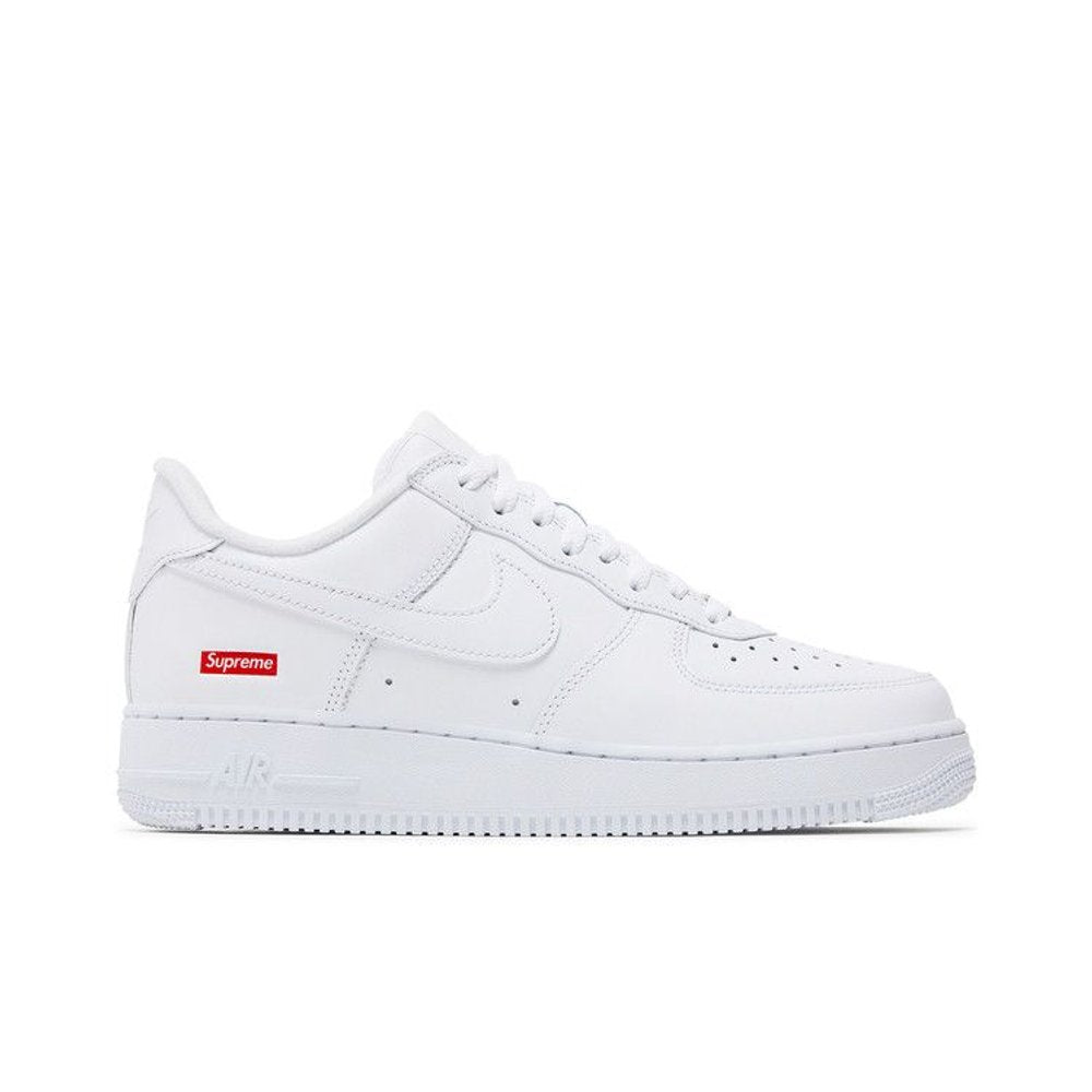 Nike Air Force 1 Low Supreme White – boční pohled | Purekickz