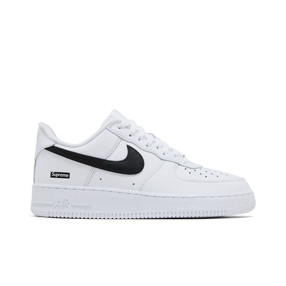 Nike Air Force 1 Low Supreme White Black 2025 – boční pohled | Purekickz