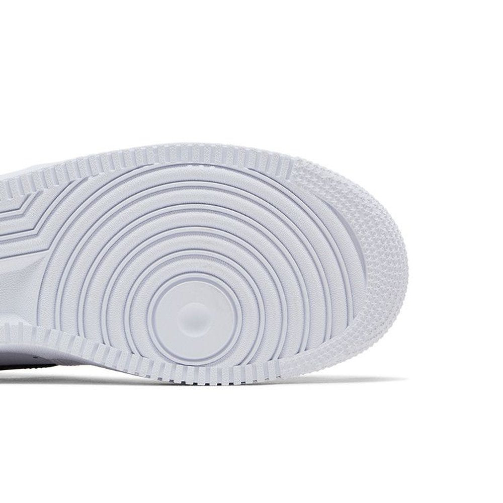 Nike Air Force 1 Low Supreme White Black 2025 – pohled shora | Purekickz
