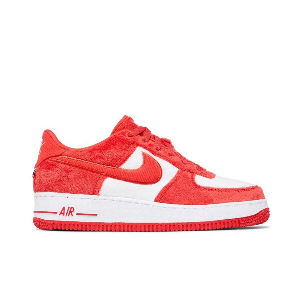 Nike Air Force 1 Low Valentine's Day Fleece (2024) (GS) – boční pohled | Purekickz