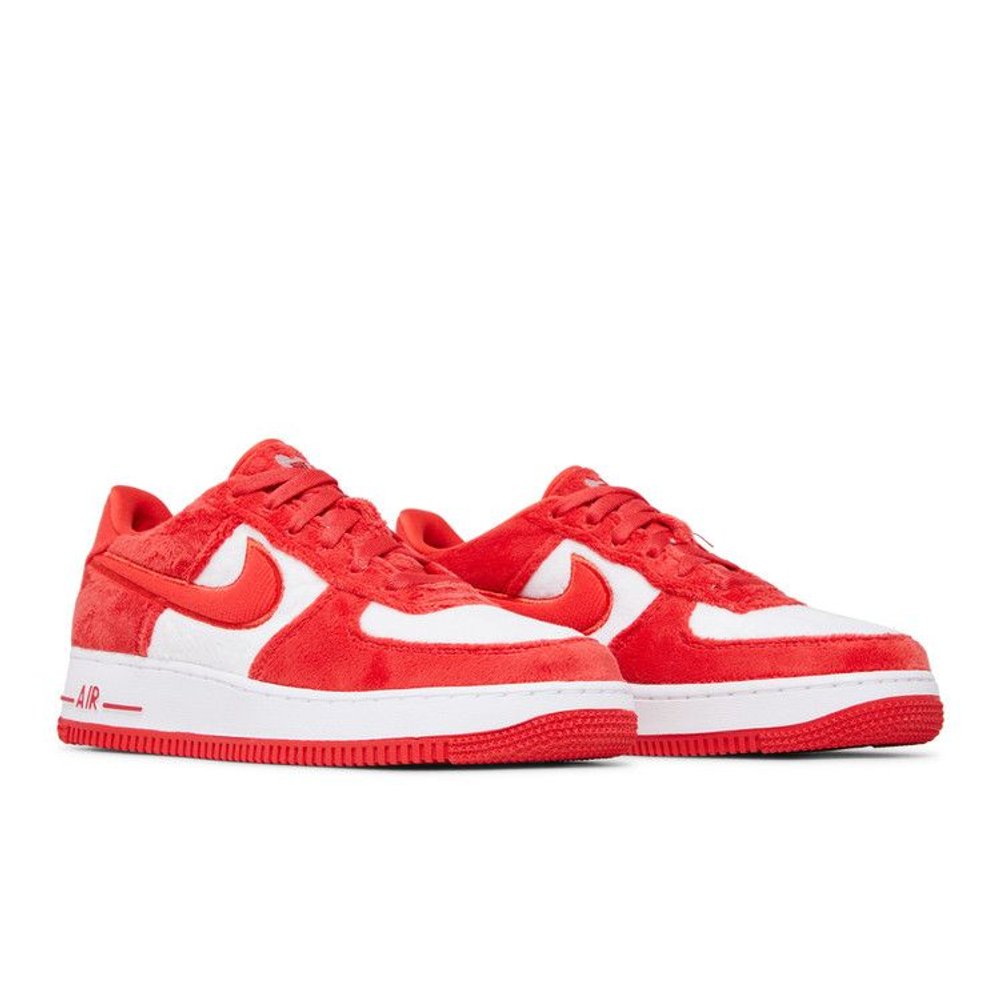Nike Air Force 1 Low Valentine's Day Fleece (2024) (GS) – lifestyle foto | Purekickz