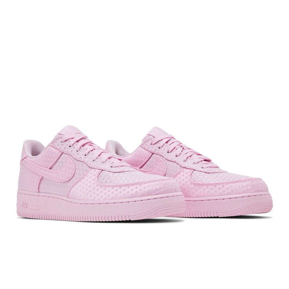 Nike Air Force 1 Low Valentine's Day Pink Foam (2026) (W) – lifestyle foto | Purekickz