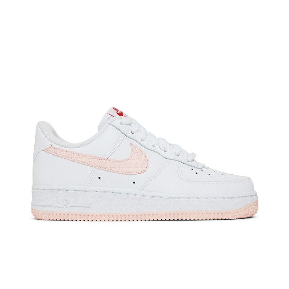 Nike Air Force 1 Low VD Valentine's Day (2022) (Women's) – boční pohled | Purekickz