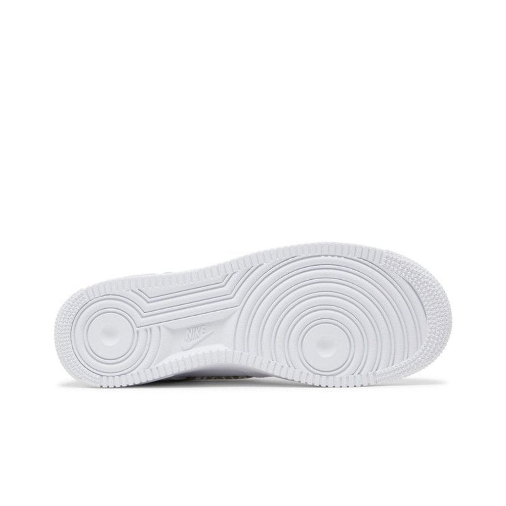 Nike Air Force 1 Low White Barely – zadní pohled | Purekickz