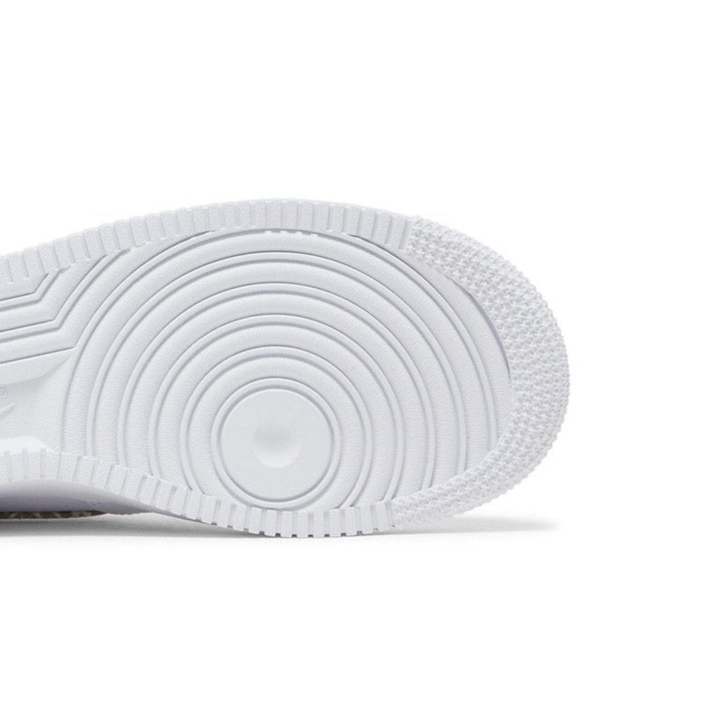 Nike Air Force 1 Low White Barely – pohled shora | Purekickz