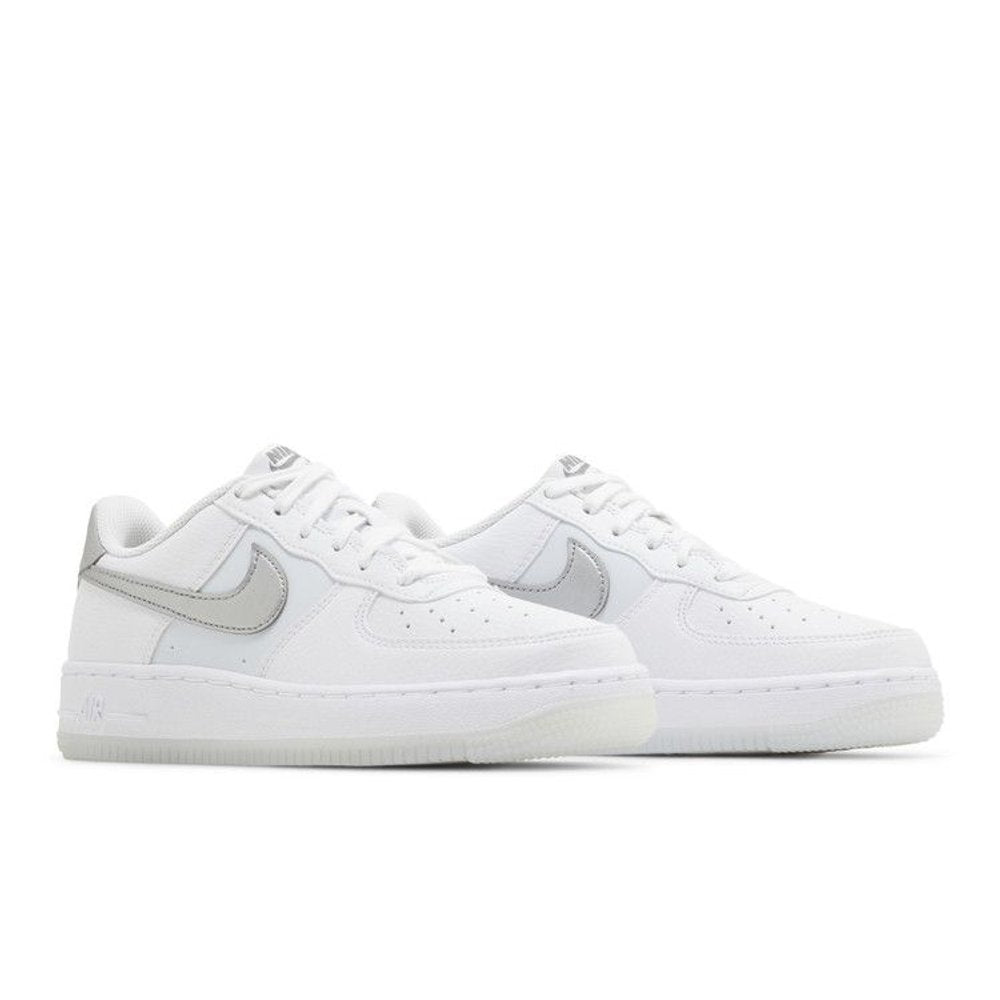 Nike Air Force 1 Low White Football Grey (GS) – lifestyle foto | Purekickz