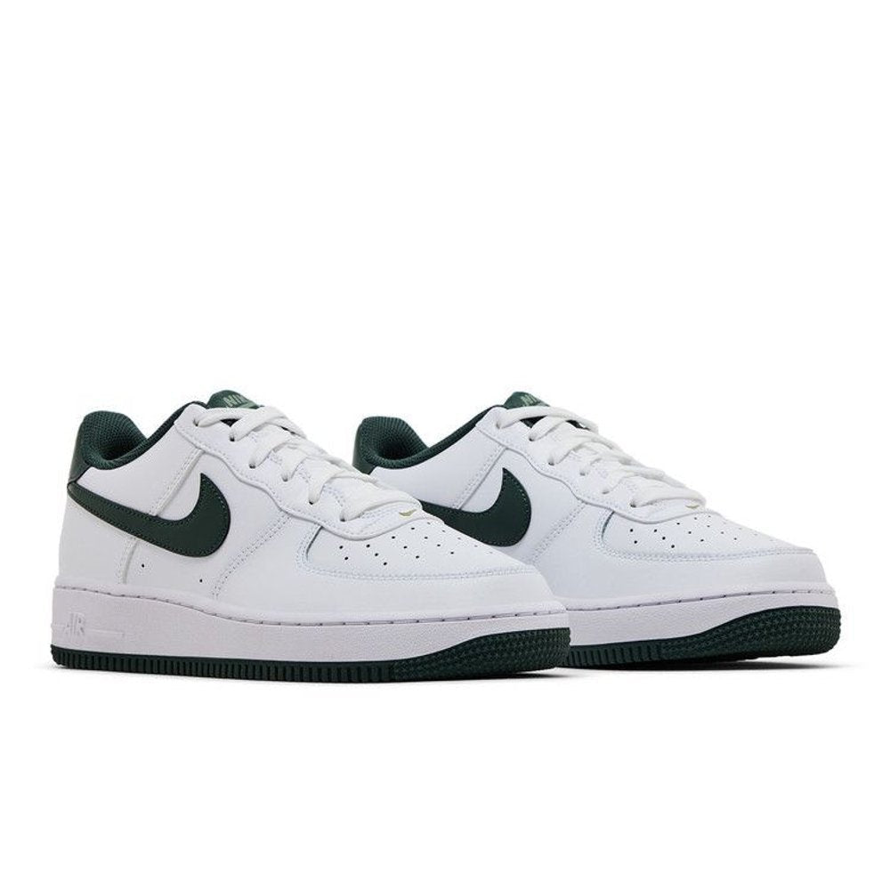 Nike Air Force 1 Low White Vintage Green (GS) – lifestyle foto | Purekickz