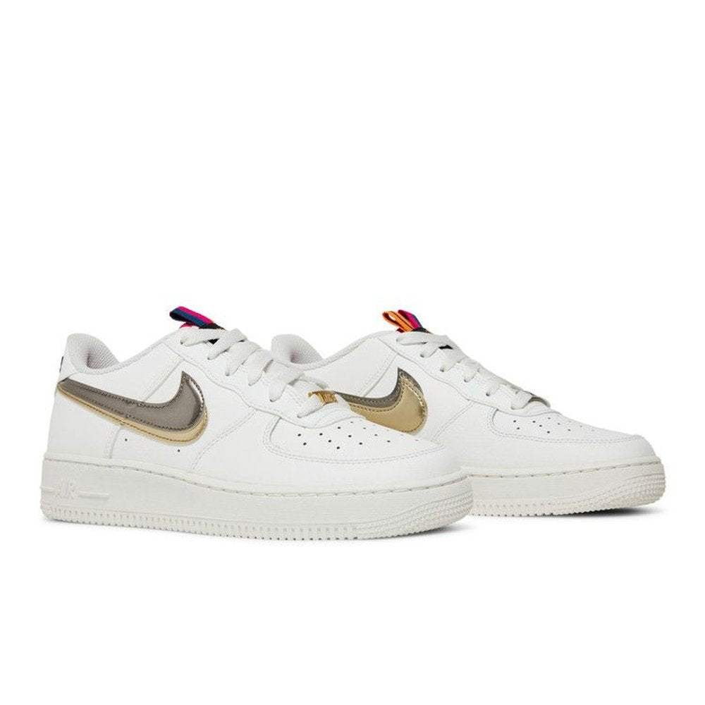 Nike Air Force 1 LV8 Double Swoosh Silver Gold (GS) – lifestyle foto | Purekickz